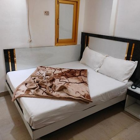 Hotel Geetanjali Inn Нью-Дели Экстерьер фото