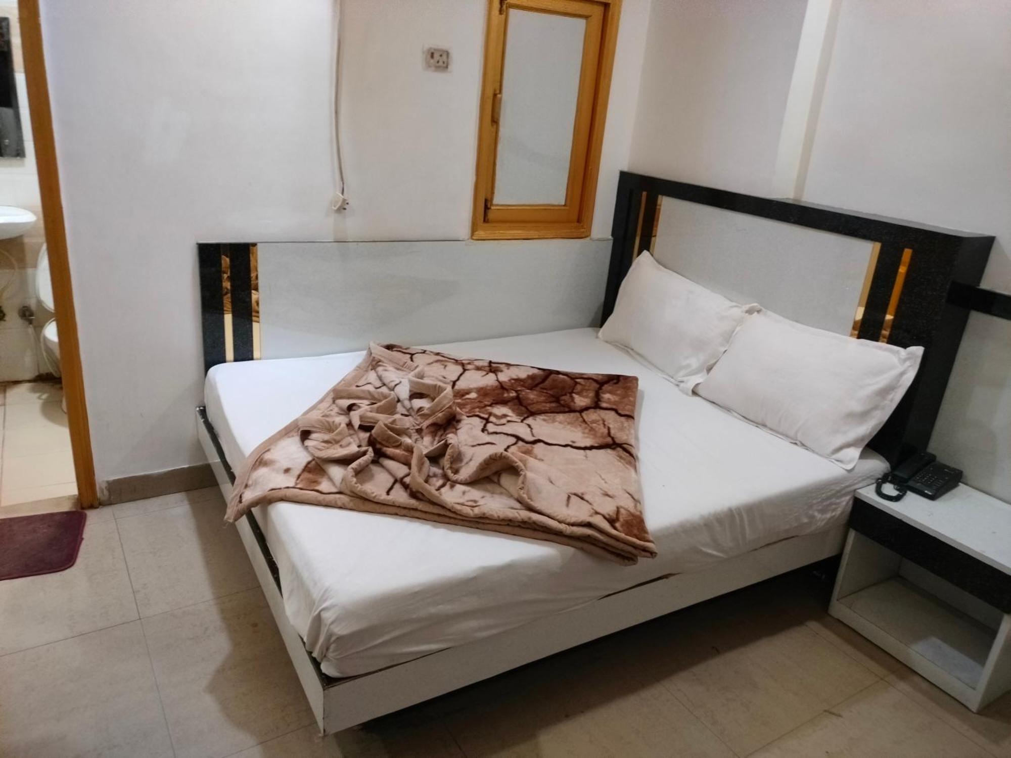 Hotel Geetanjali Inn Нью-Дели Экстерьер фото
