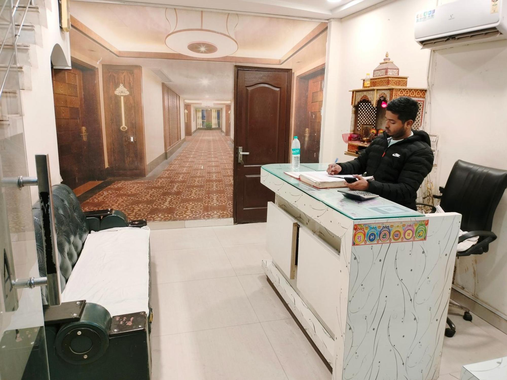Hotel Geetanjali Inn Нью-Дели Экстерьер фото