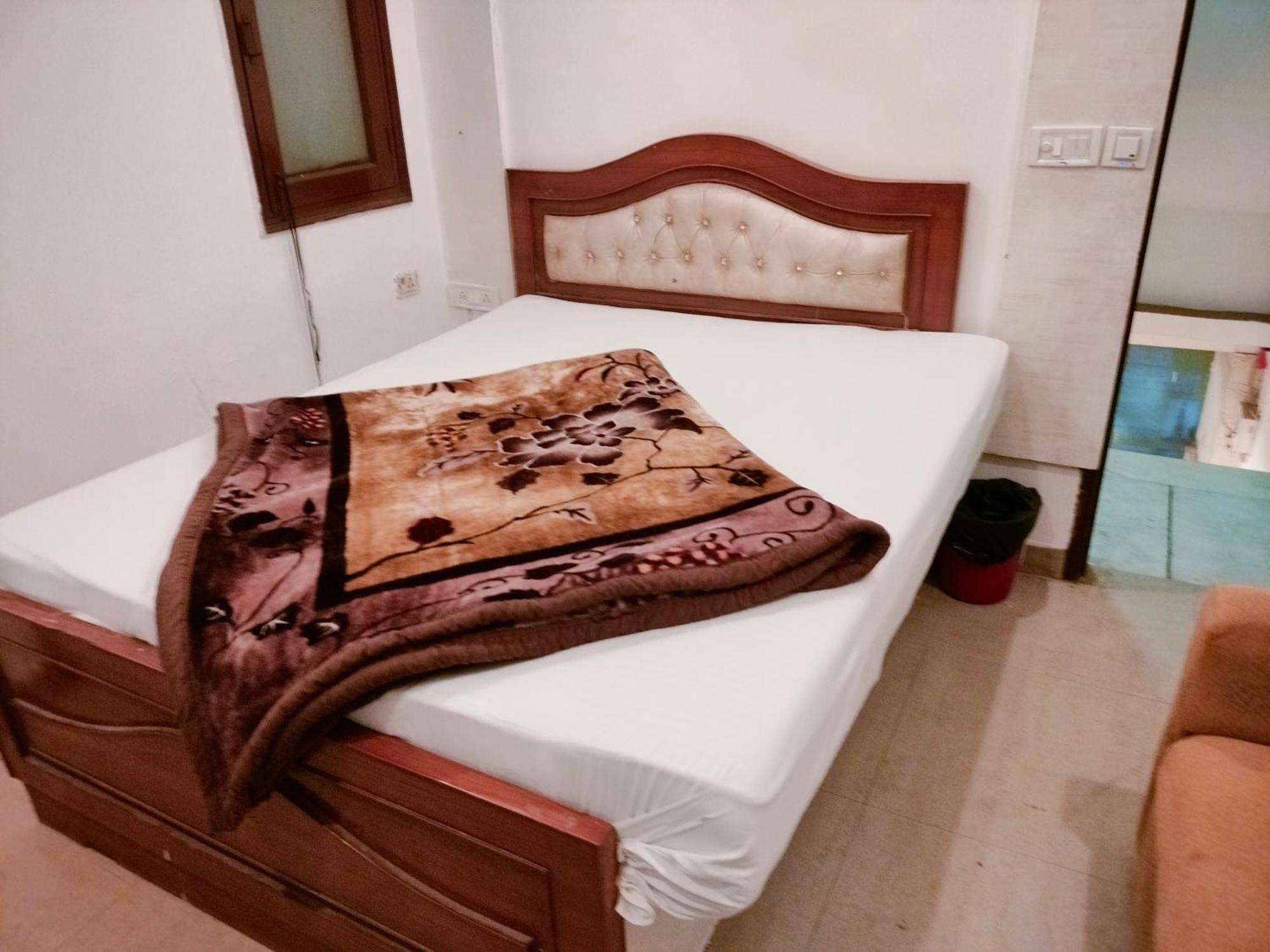 Hotel Geetanjali Inn Нью-Дели Экстерьер фото