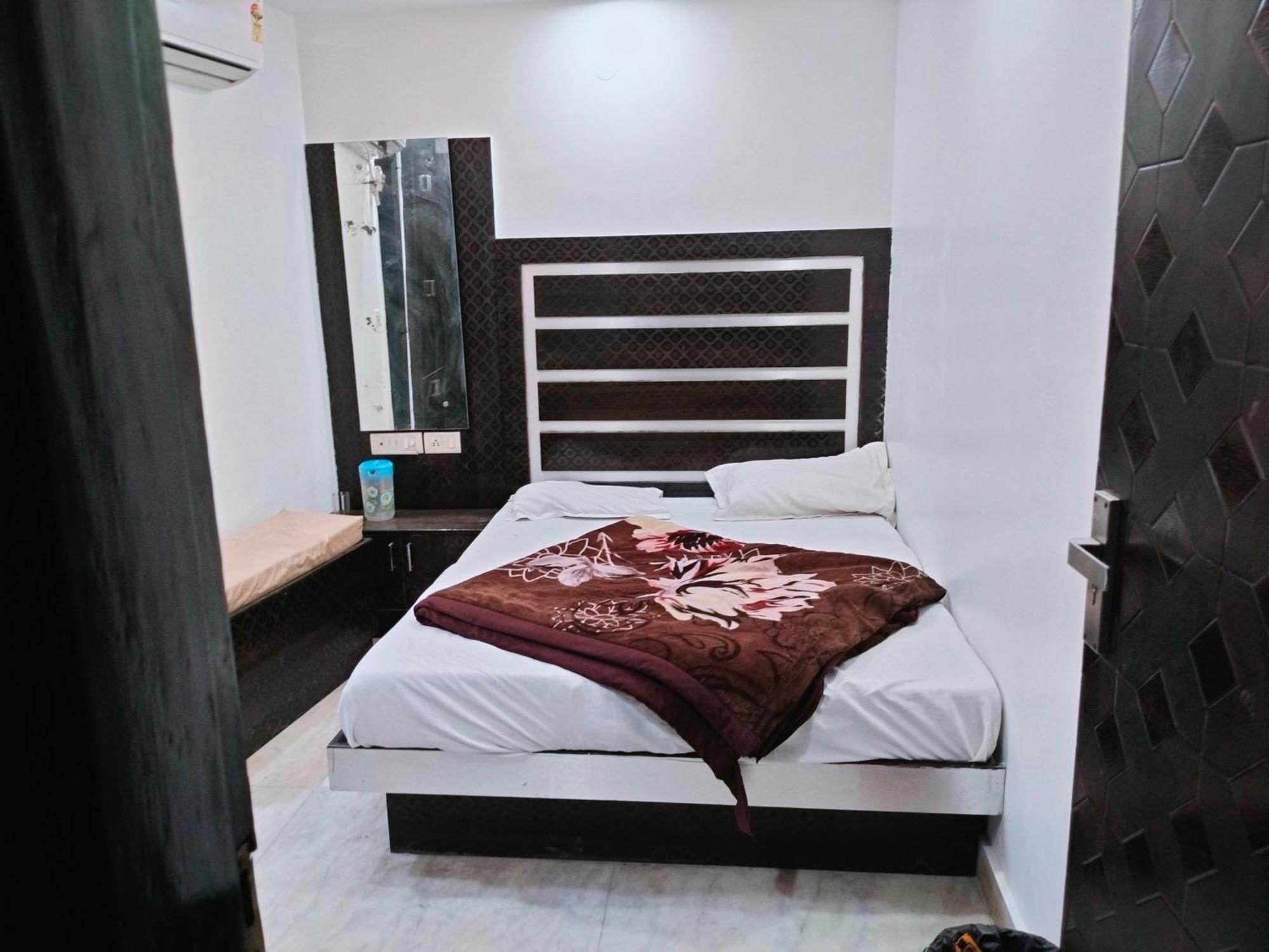 Hotel Geetanjali Inn Нью-Дели Экстерьер фото