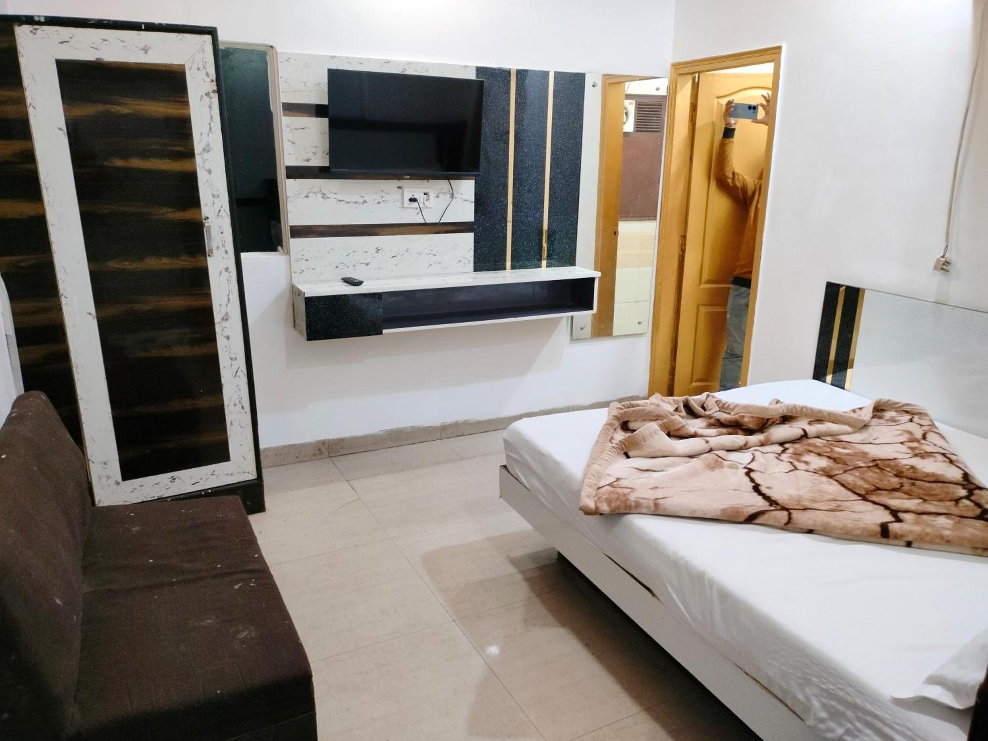 Hotel Geetanjali Inn Нью-Дели Экстерьер фото